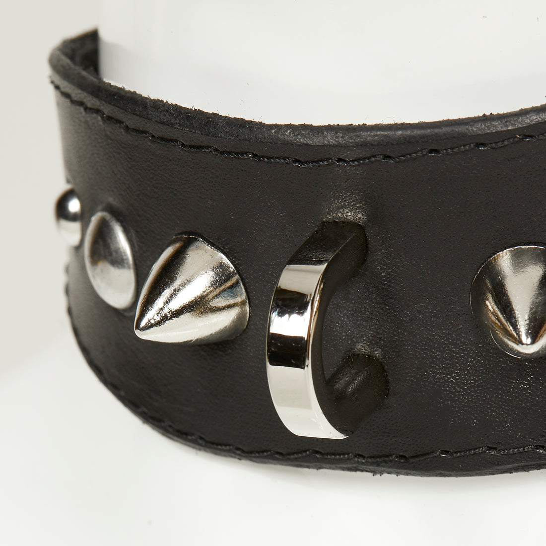 Nikki choker D ring closeup