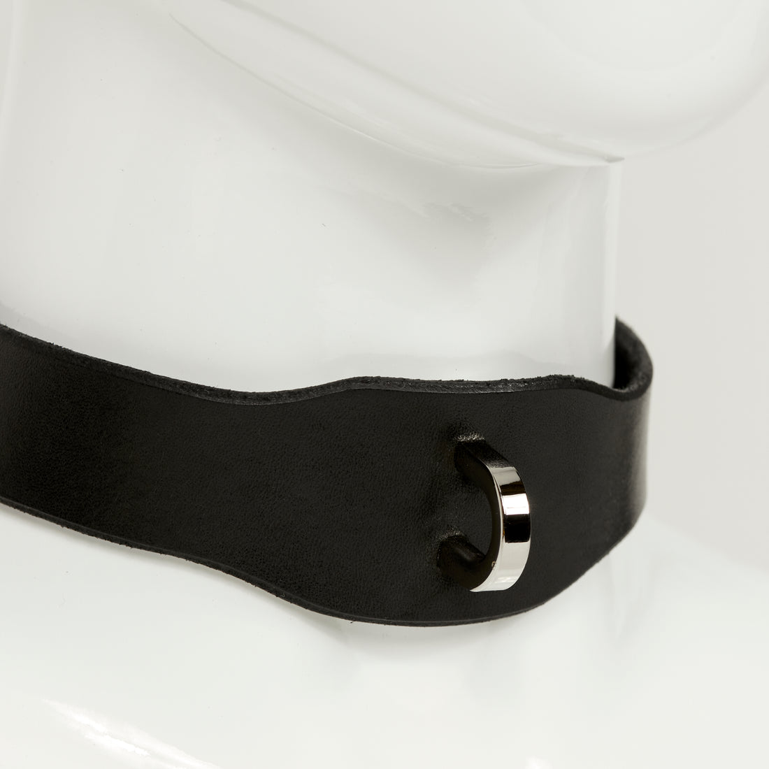 Nina choker d-ring closeup