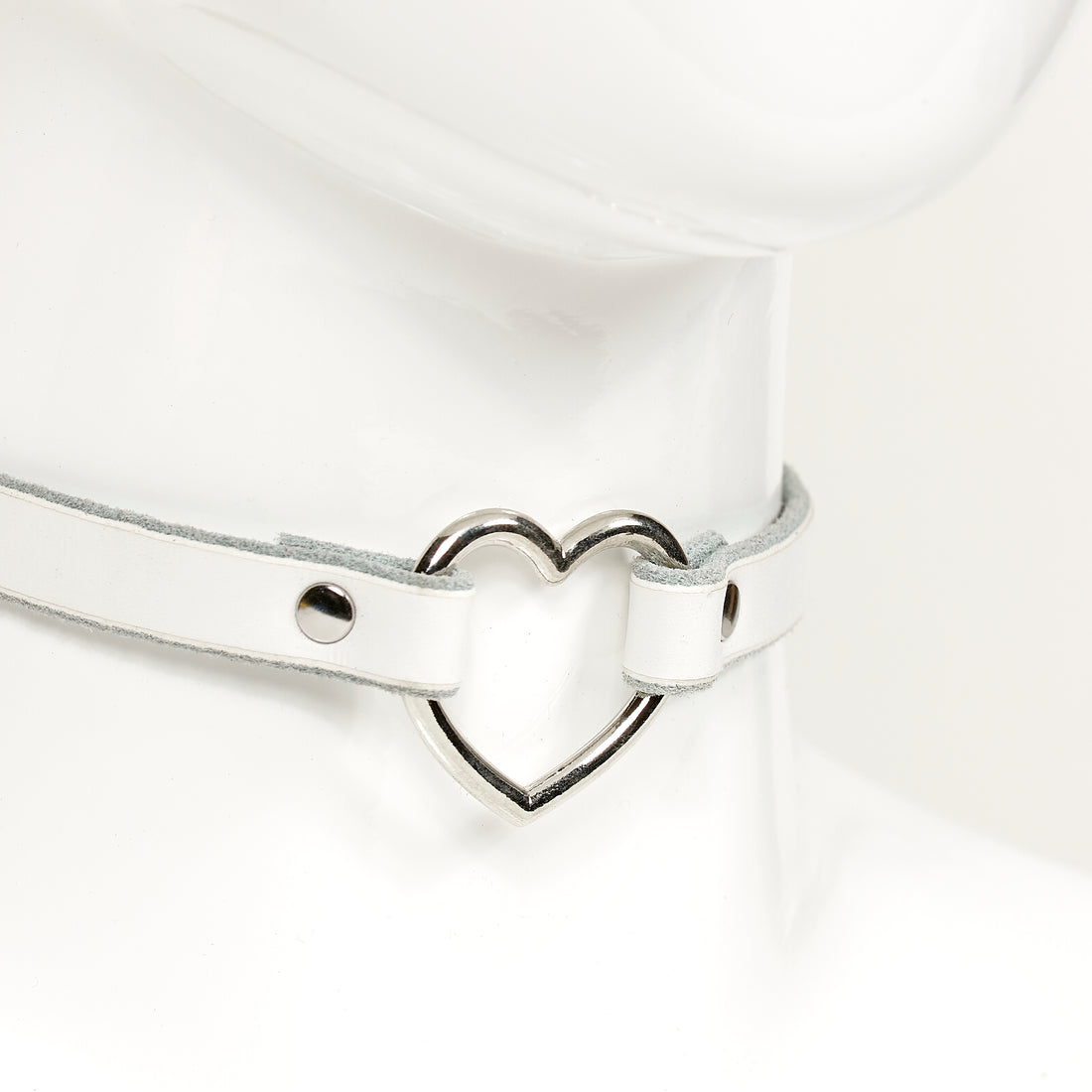 heart choker white closeup